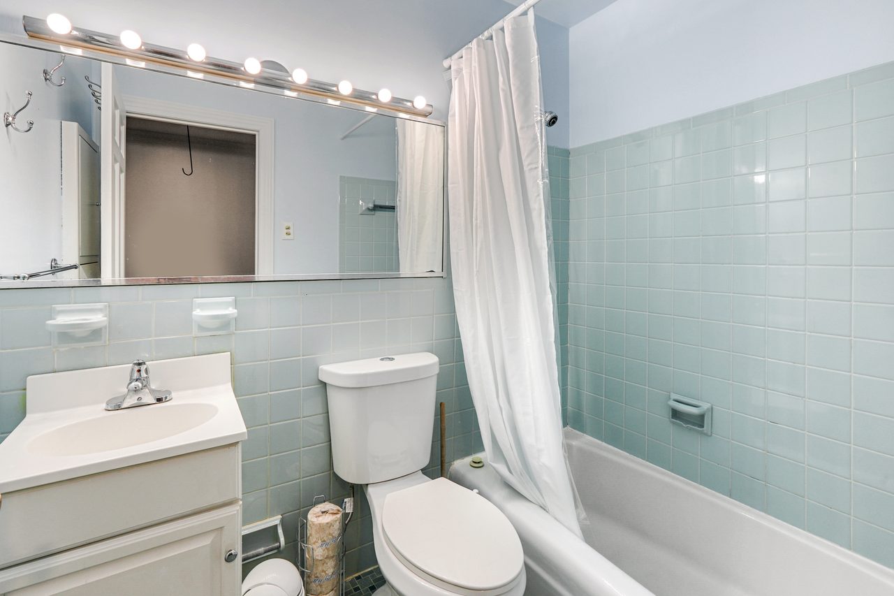 a room in Southwest Waterfront photo 7
