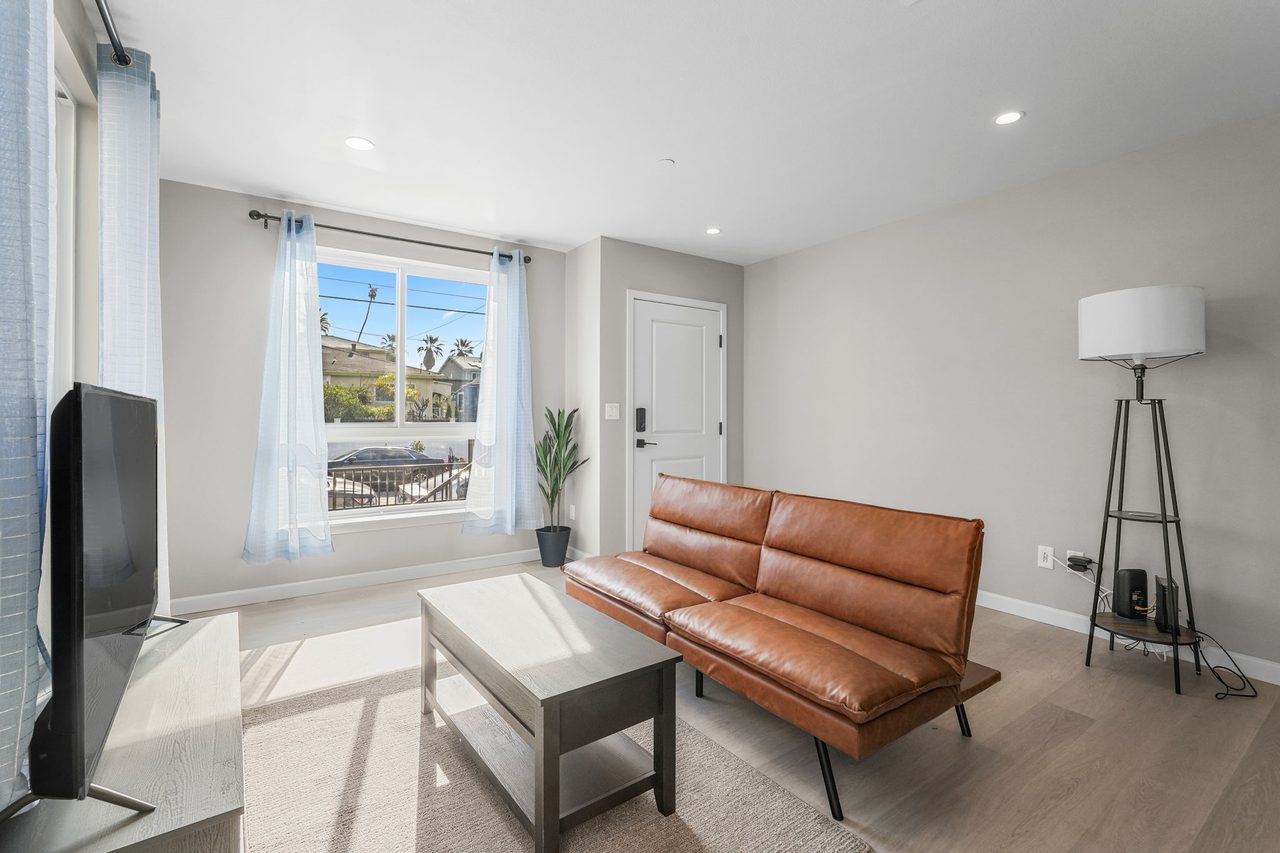 a room in Central LA photo 3