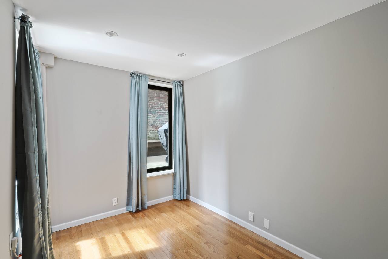 a room in East Village photo 4