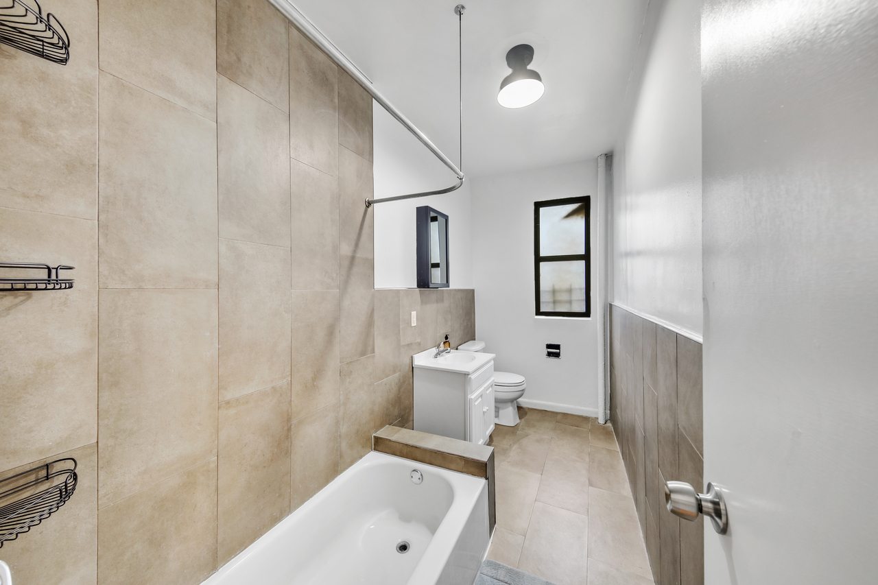 a room in Hamilton Heights photo 7