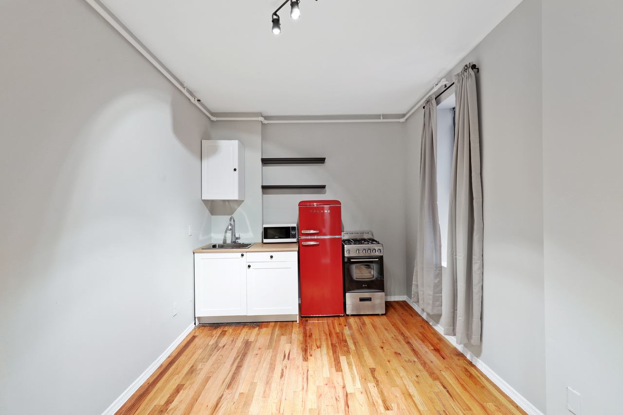 a room in Lincoln Square photo 2