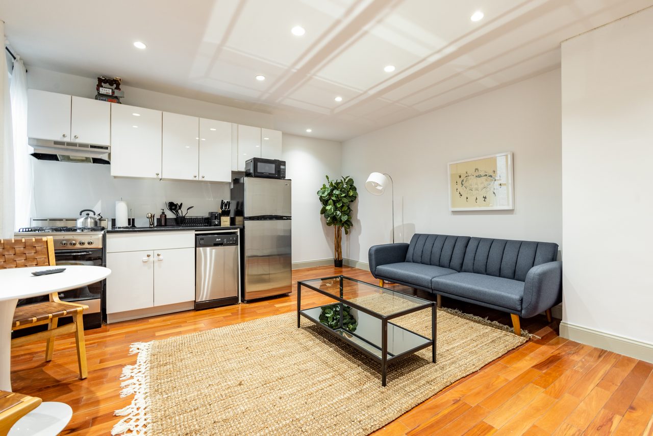 a room in Hamilton Heights photo 2