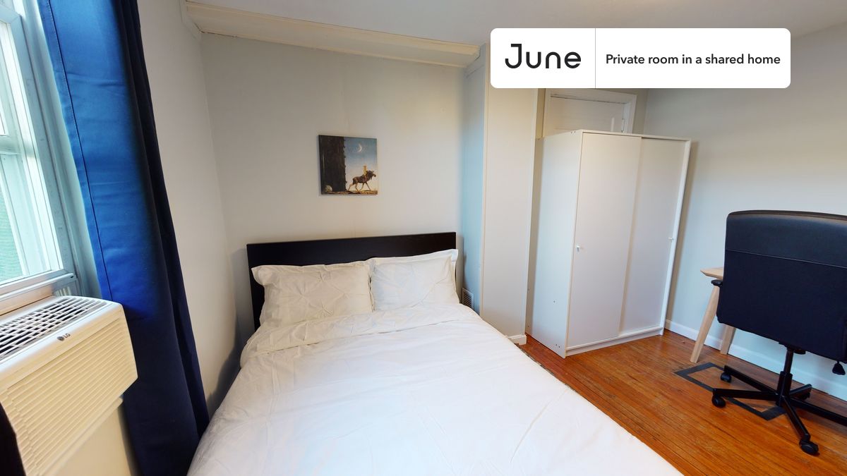 a room in Chestnut Hill photo 2