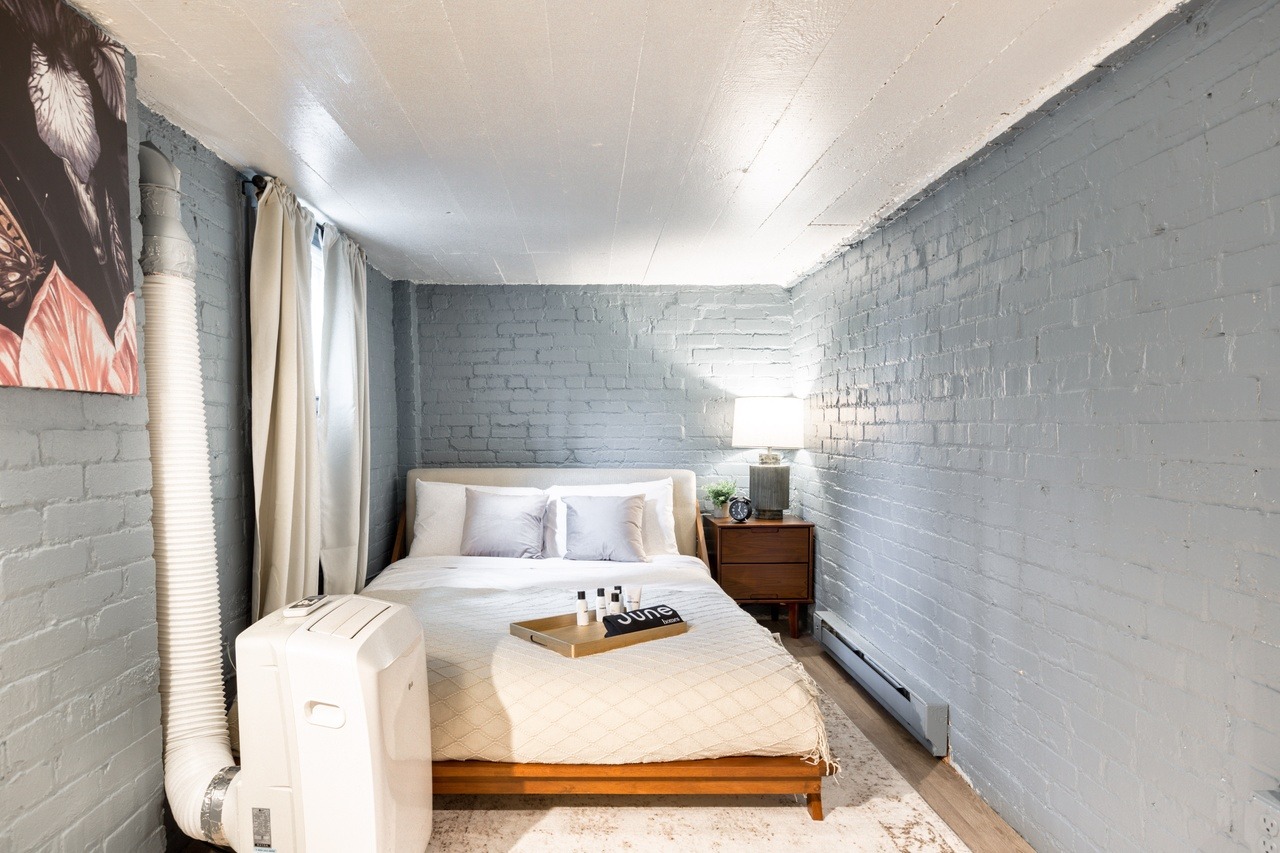 a room in Northwest Washington photo 6