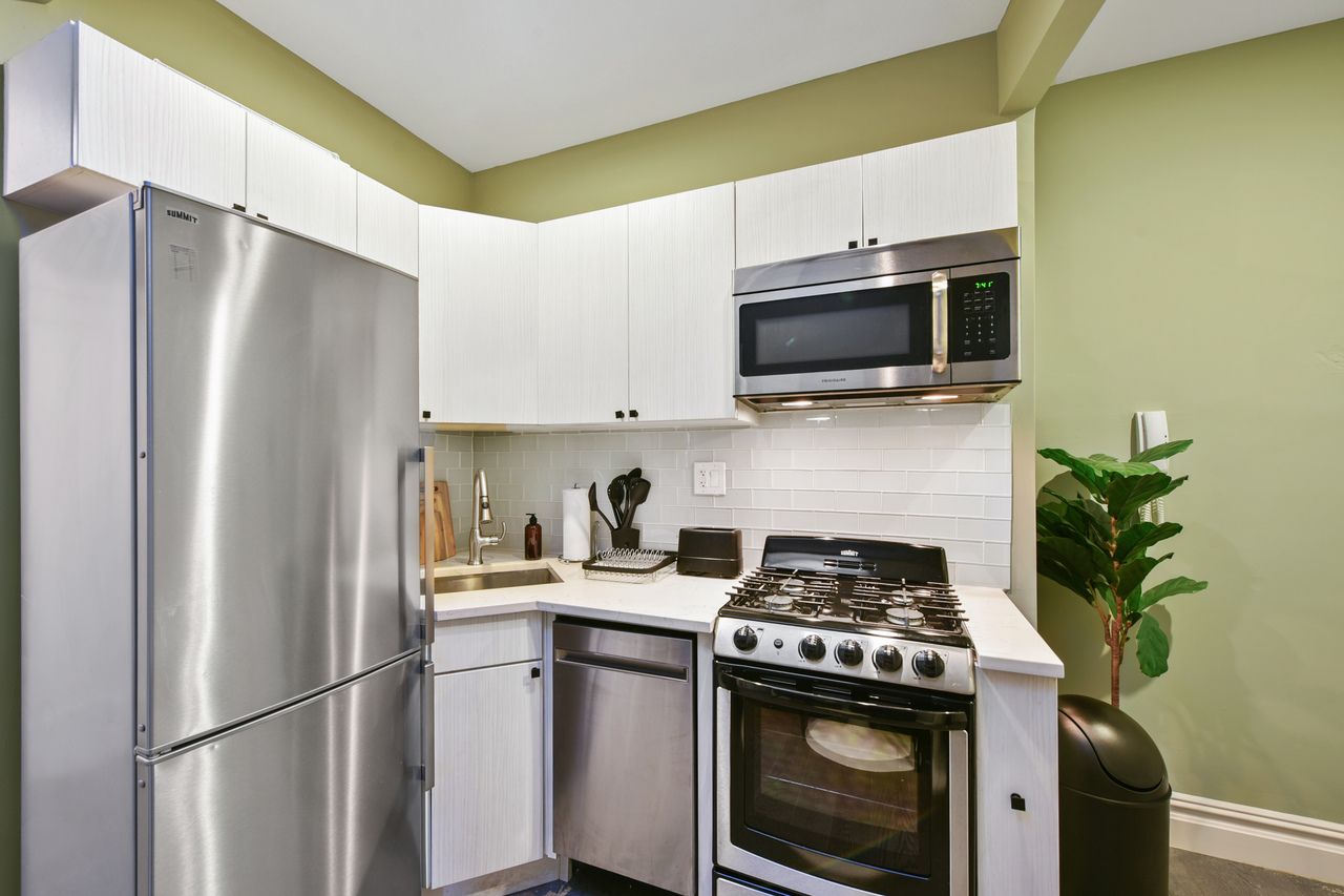 a room in East Village photo 6