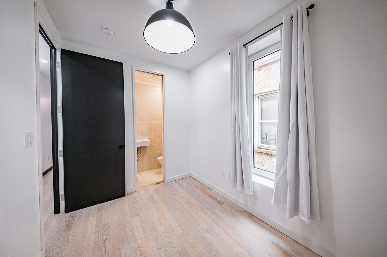 a room in Flatbush photo 3