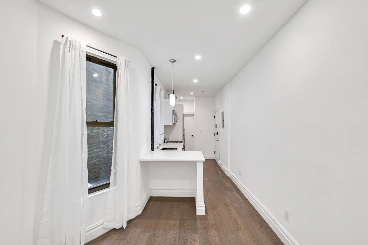 a room in Hell's Kitchen photo 4