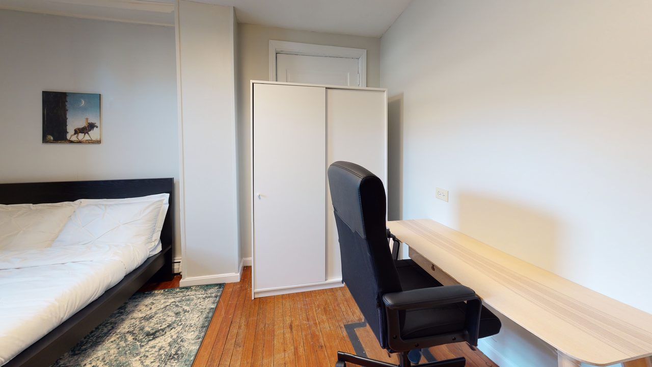 a room in Chestnut Hill photo 4