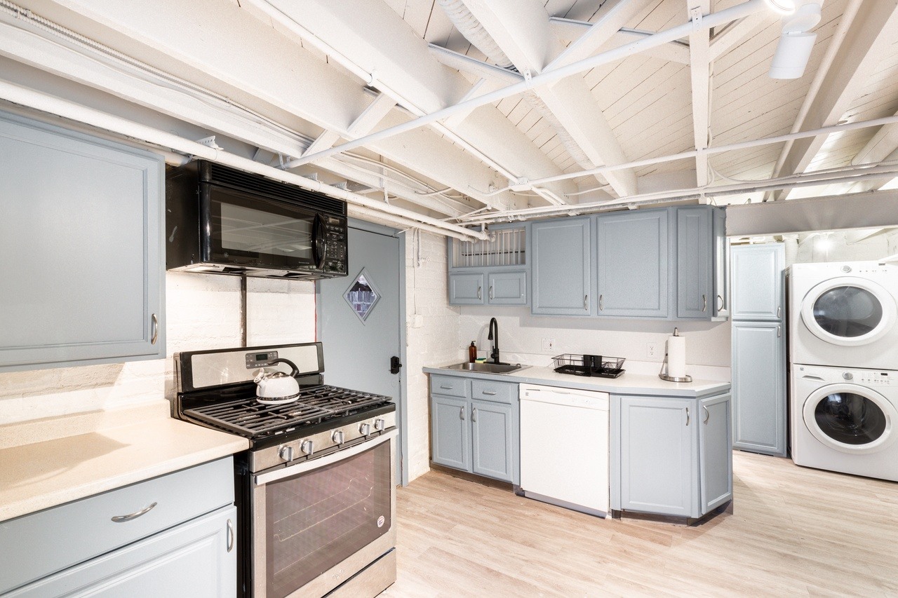 a room in Northwest Washington photo 3