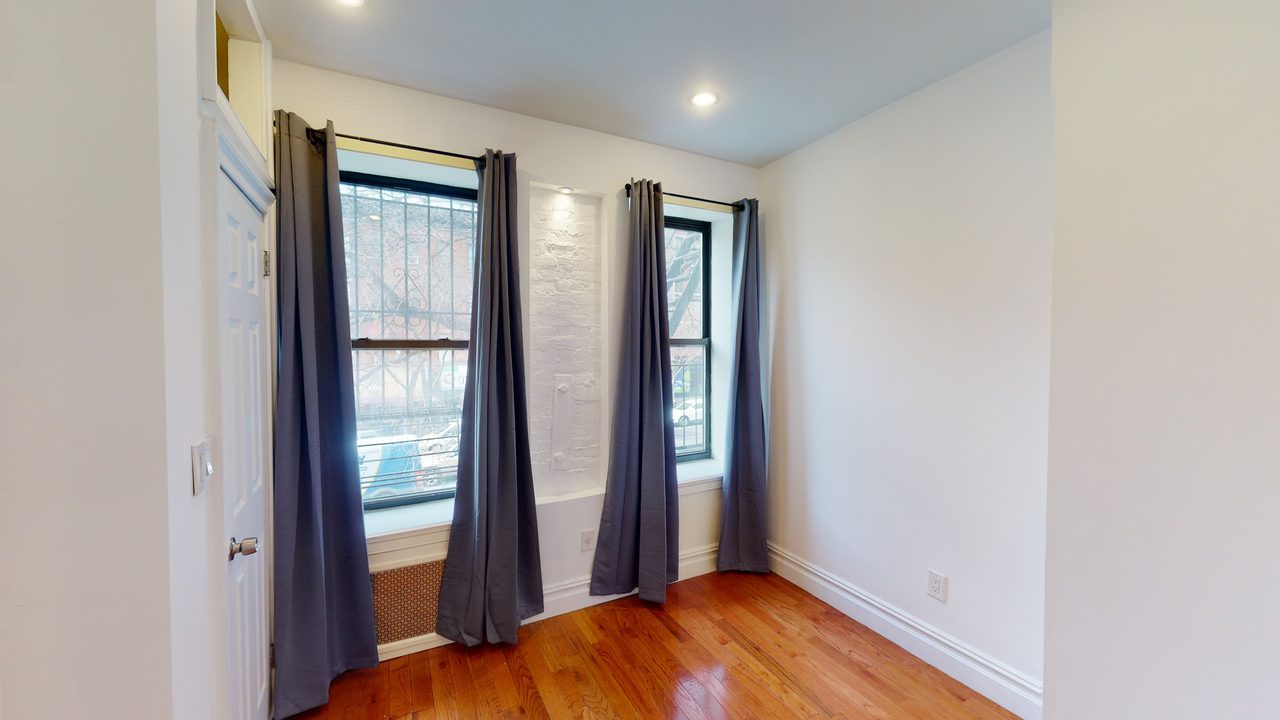 a room in Hell's Kitchen photo 9