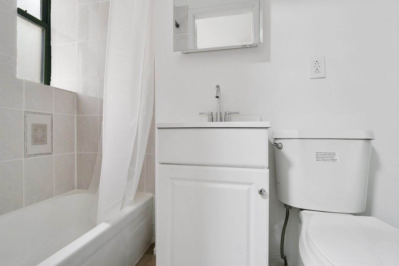 a room in Lincoln Square photo 7