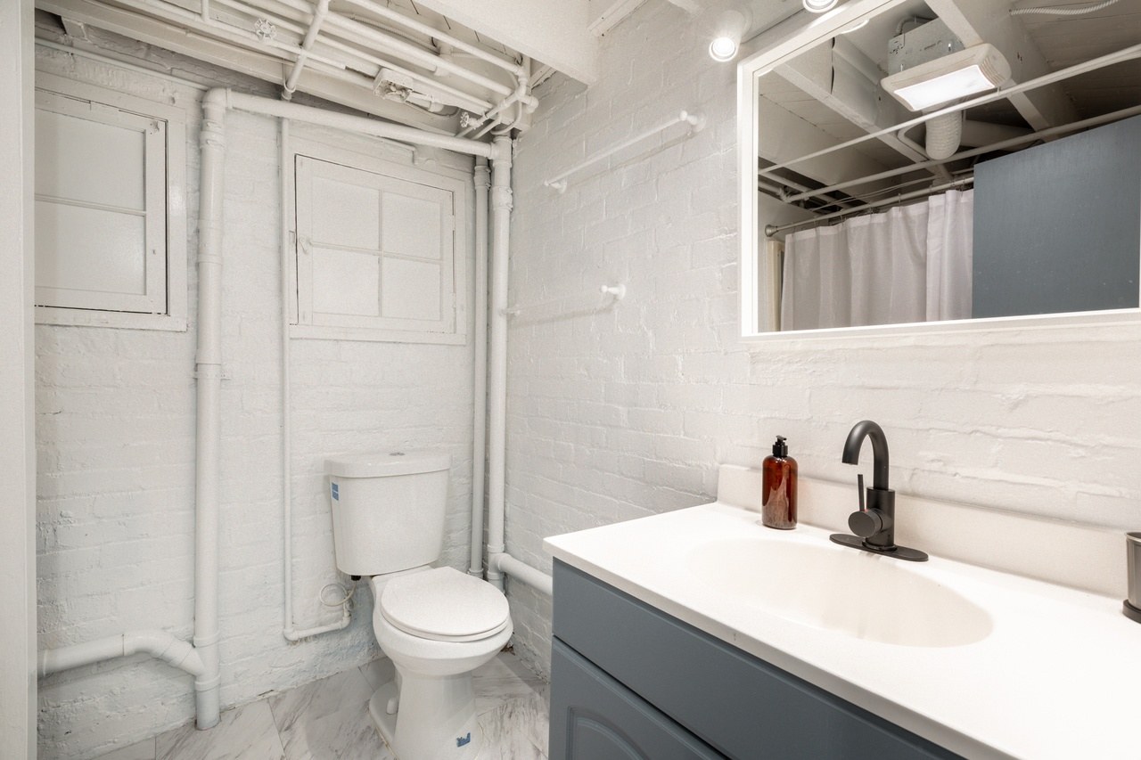 a room in Northwest Washington photo 5