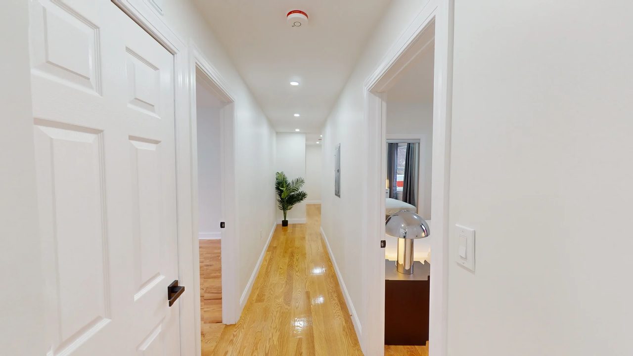 a room in Roxbury photo 5
