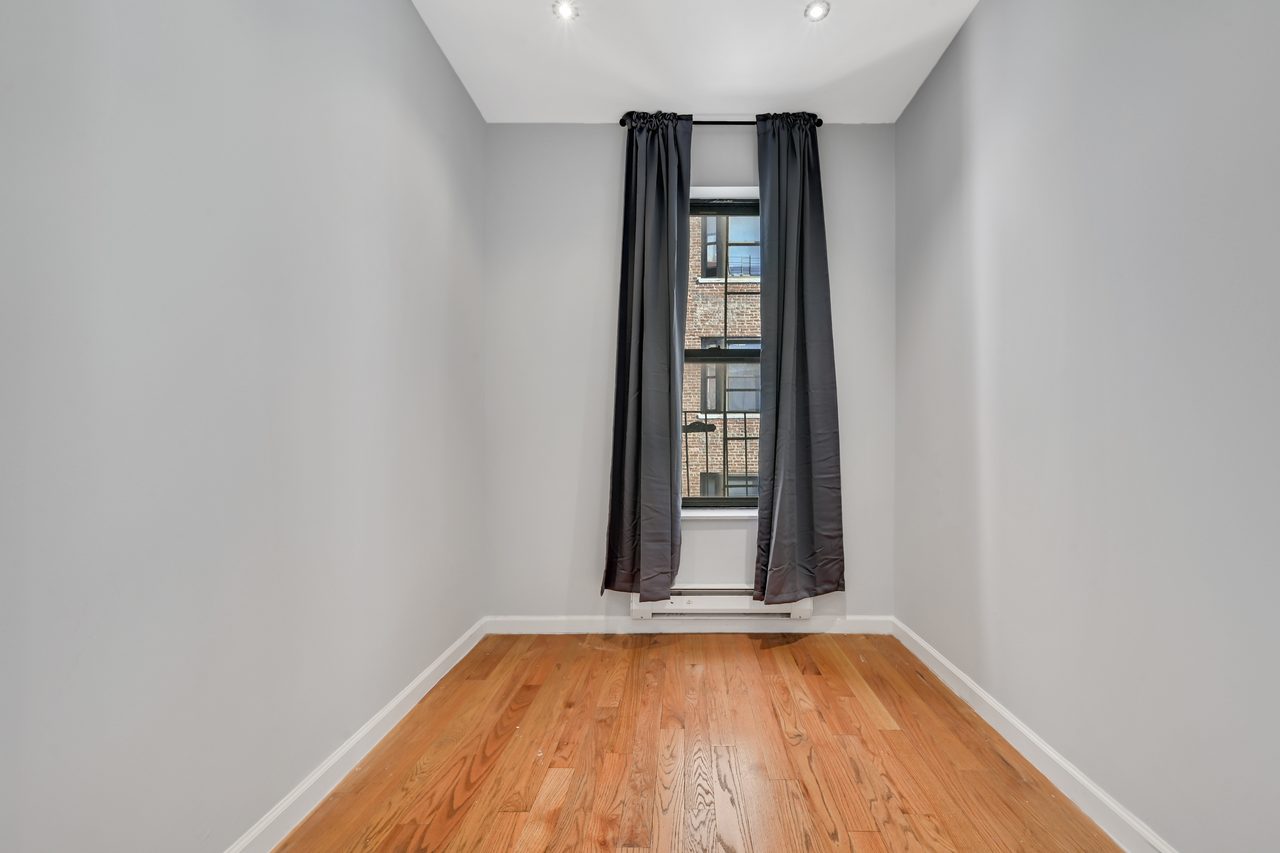 a room in Morningside Heights photo 3