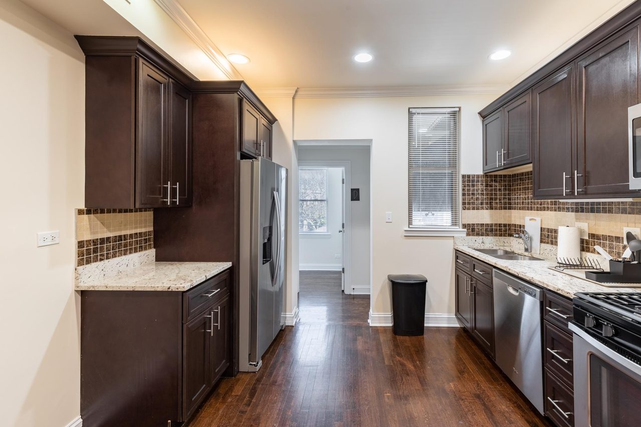 a room in Irving Park photo 9
