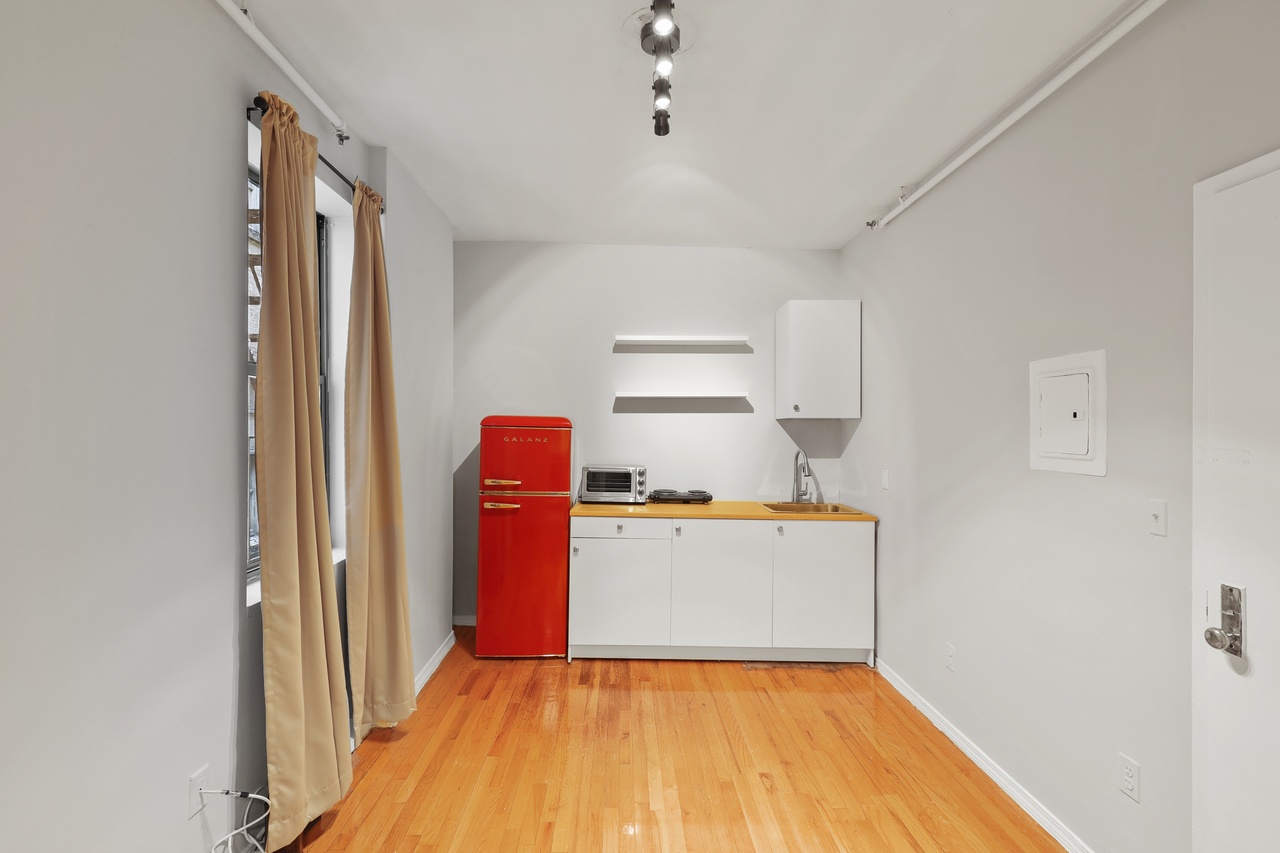 a room in Lincoln Square photo 2