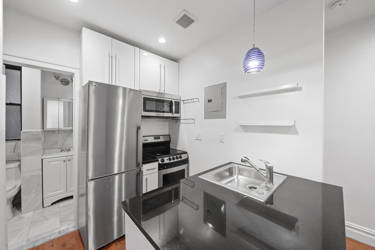 a room in Hell's Kitchen photo 2