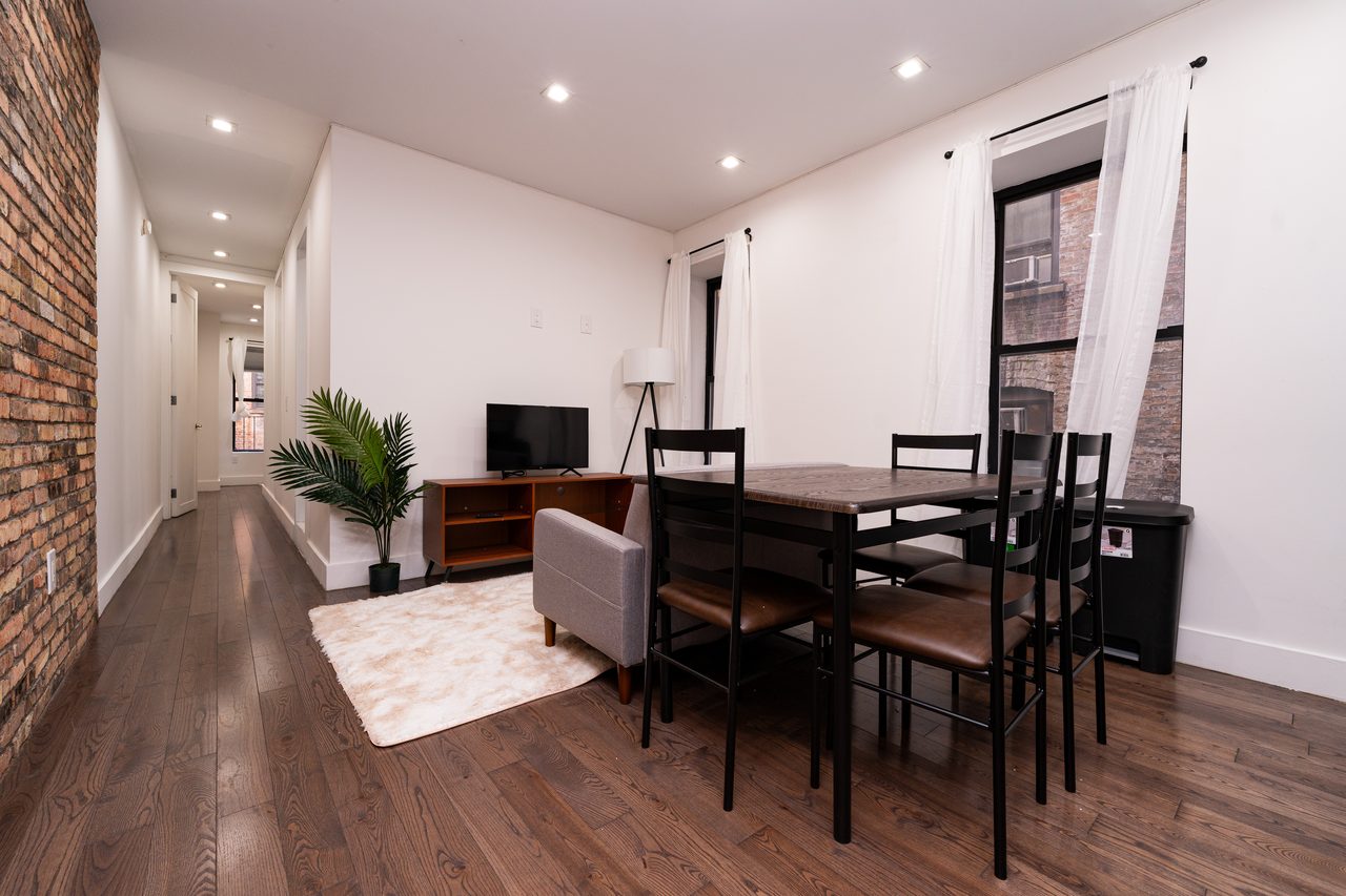 a room in Hamilton Heights photo 4