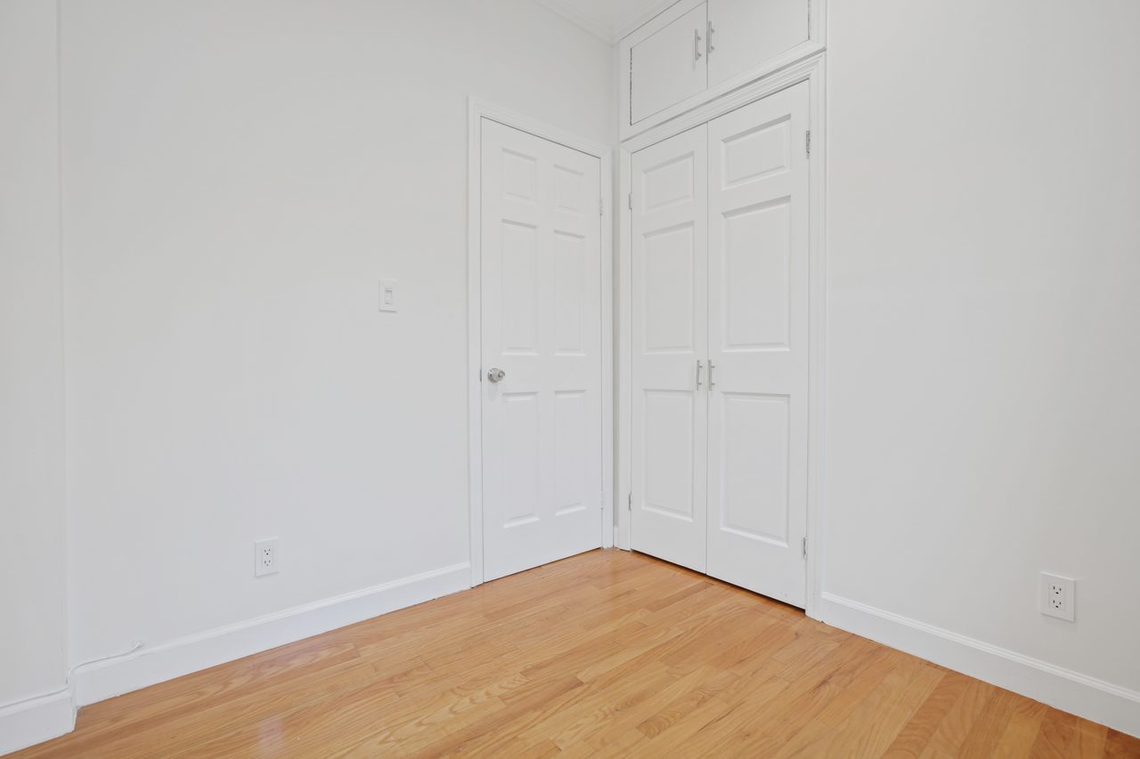 a room in Hamilton Heights photo 3