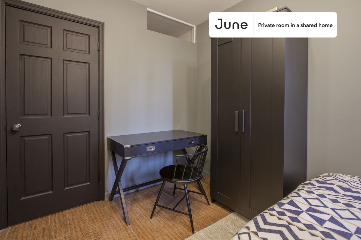 a room in Lower East Side photo 2