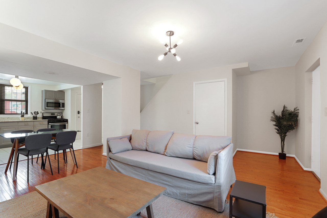 a room in Northwest Washington photo 6