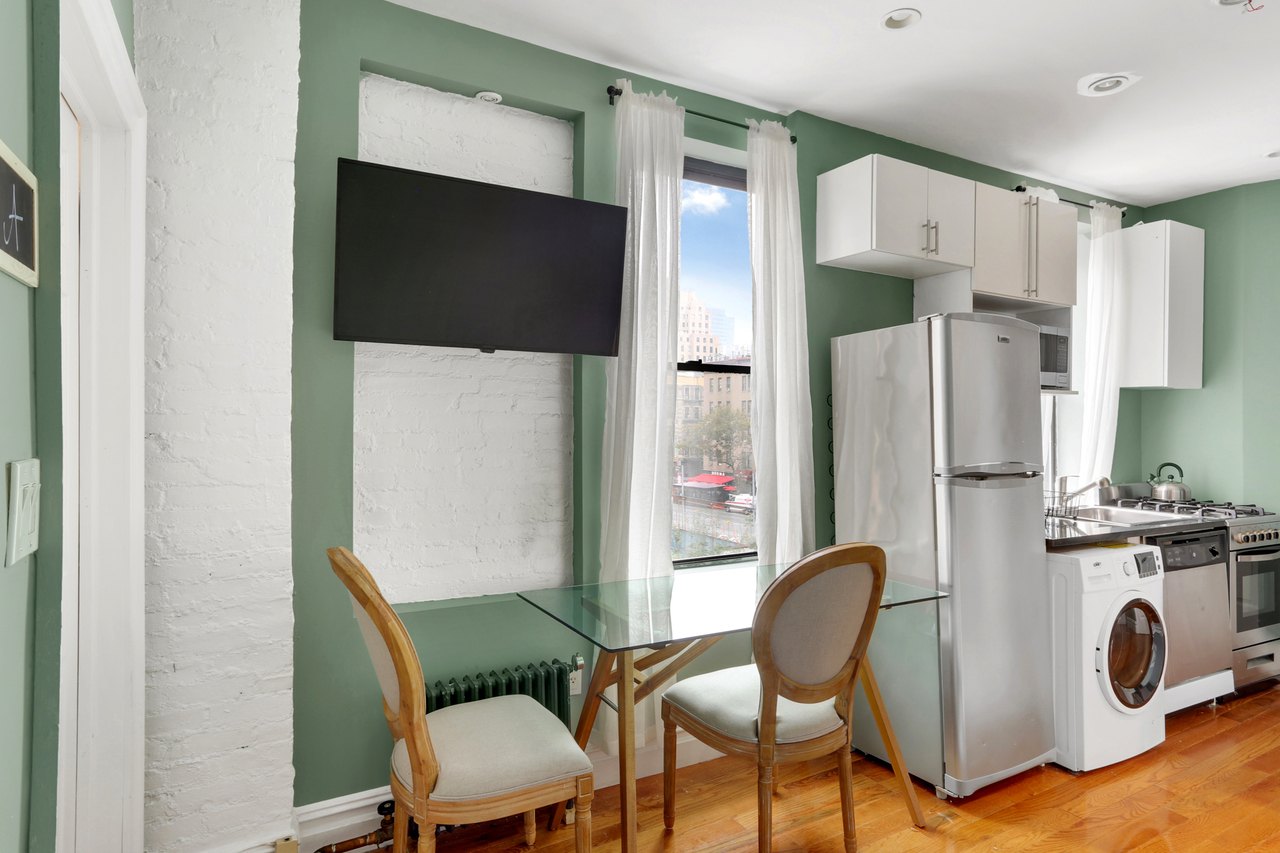 a room in Hell's Kitchen photo 5