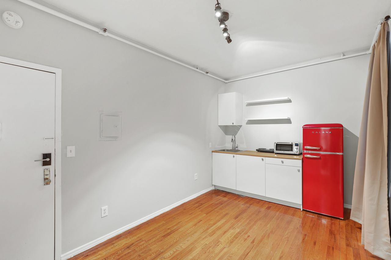 a room in Lincoln Square photo 6