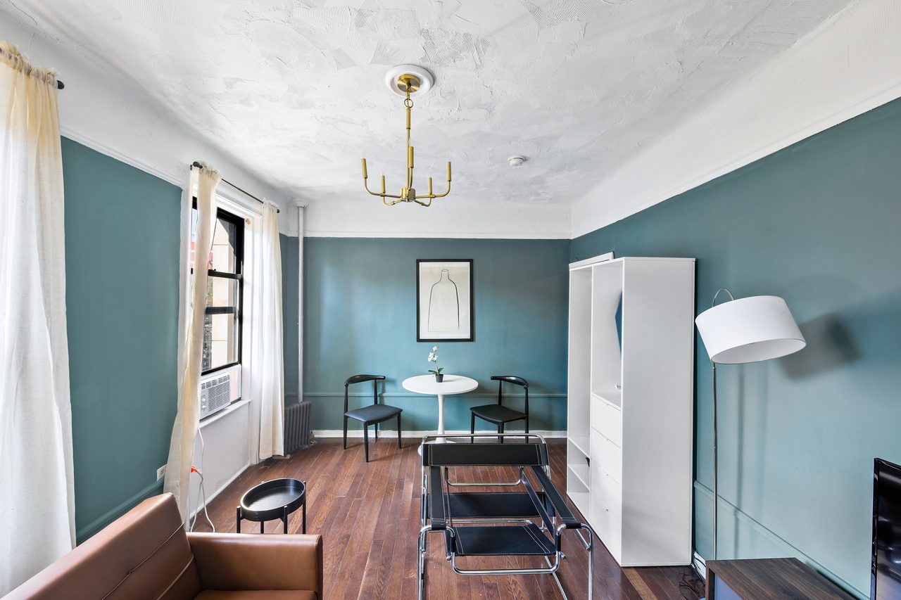 a room in Hamilton Heights photo 6