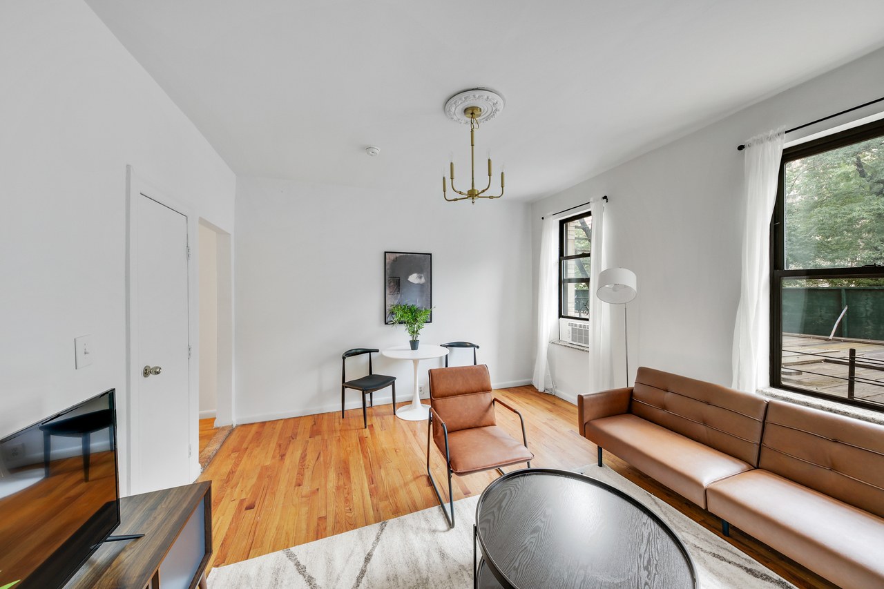 a room in Hamilton Heights photo 4