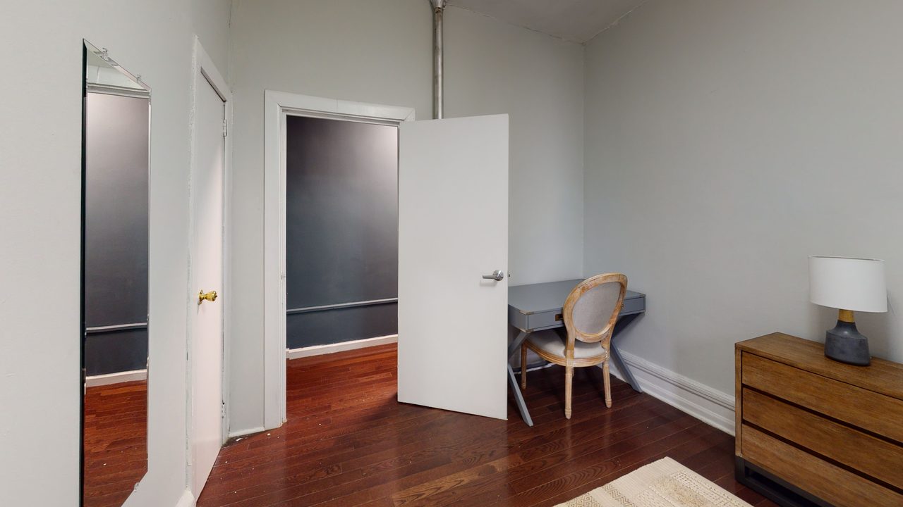 a room in Hamilton Heights photo 3
