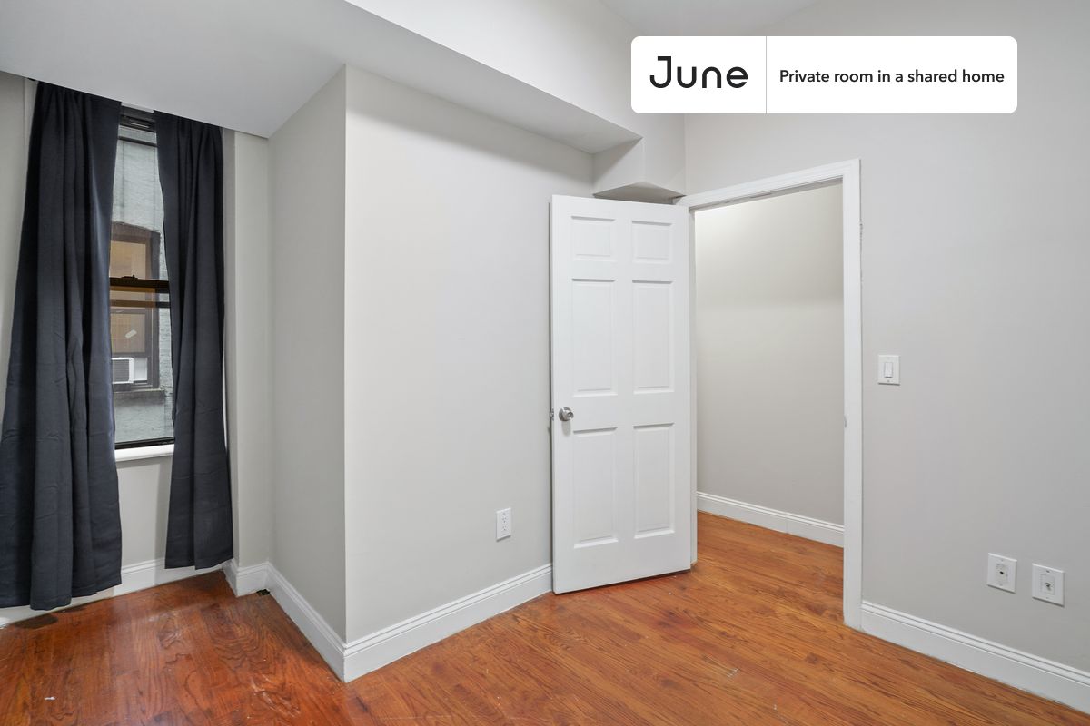 a room in Crown Heights photo 2