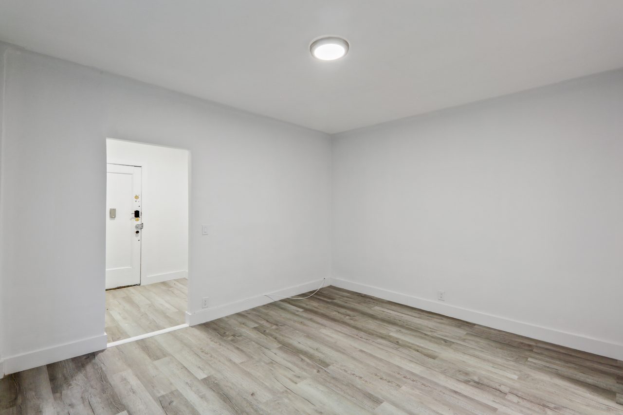 a room in Hamilton Heights photo 5