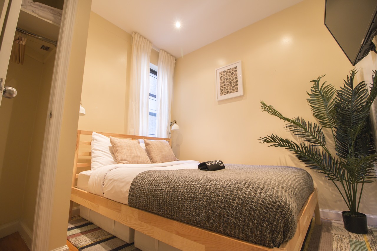 a room in Morningside Heights photo 2