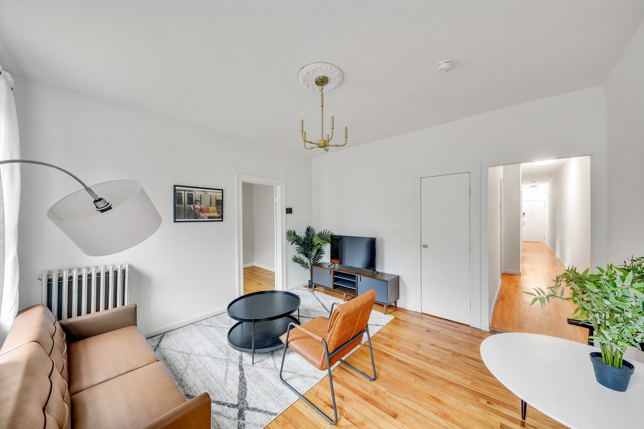 a room in Hamilton Heights photo 3