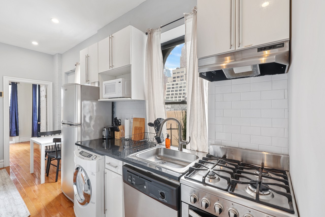 a room in Hell's Kitchen photo 7