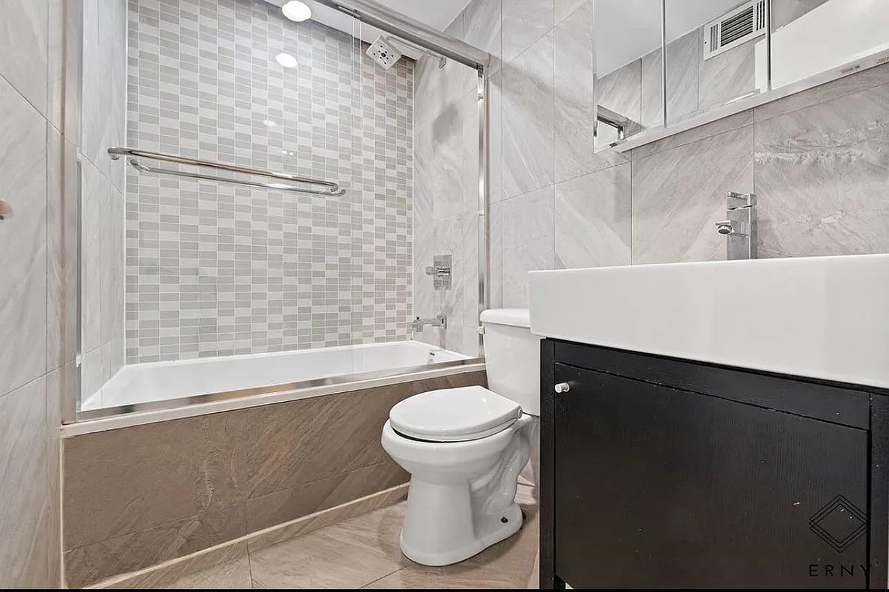 a room in Fort Greene photo 6