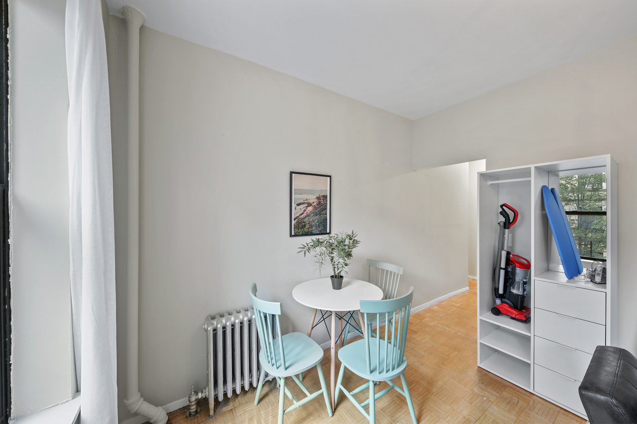 a room in Hamilton Heights photo 6