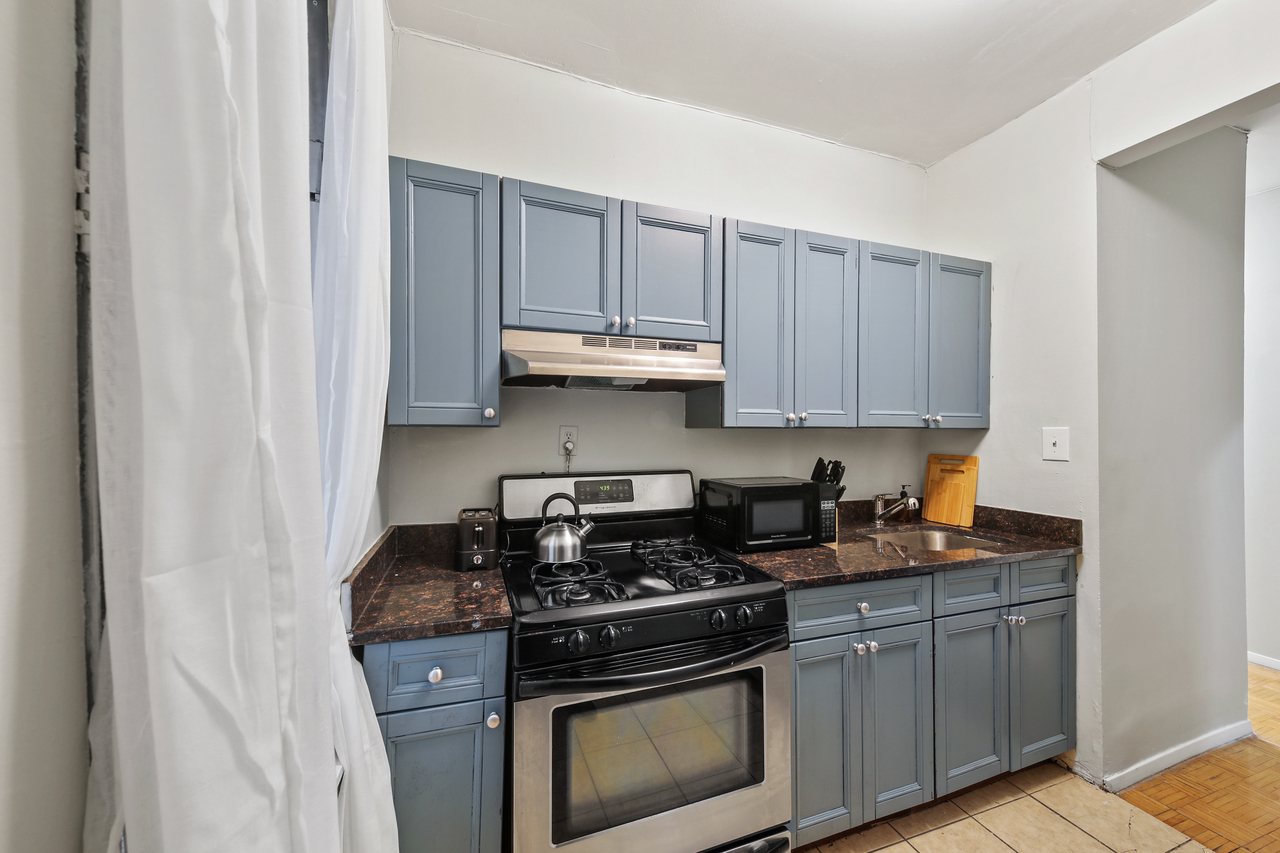 a room in Hamilton Heights photo 7