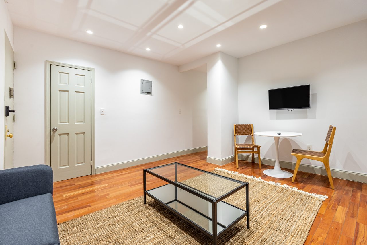 a room in Hamilton Heights photo 5