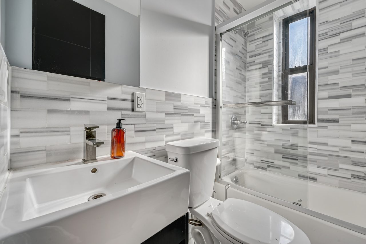 a room in Morningside Heights photo 9