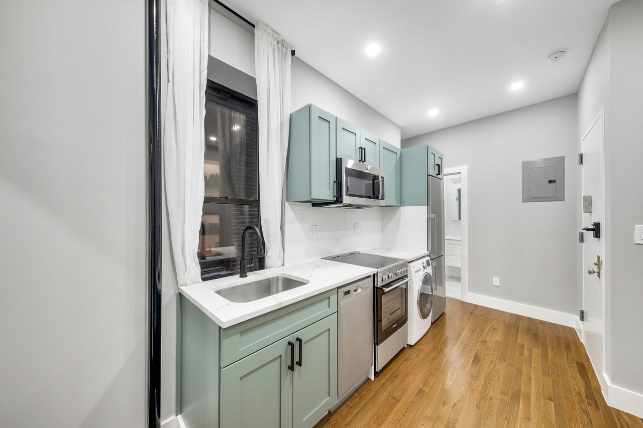 a room in Hell's Kitchen photo 3