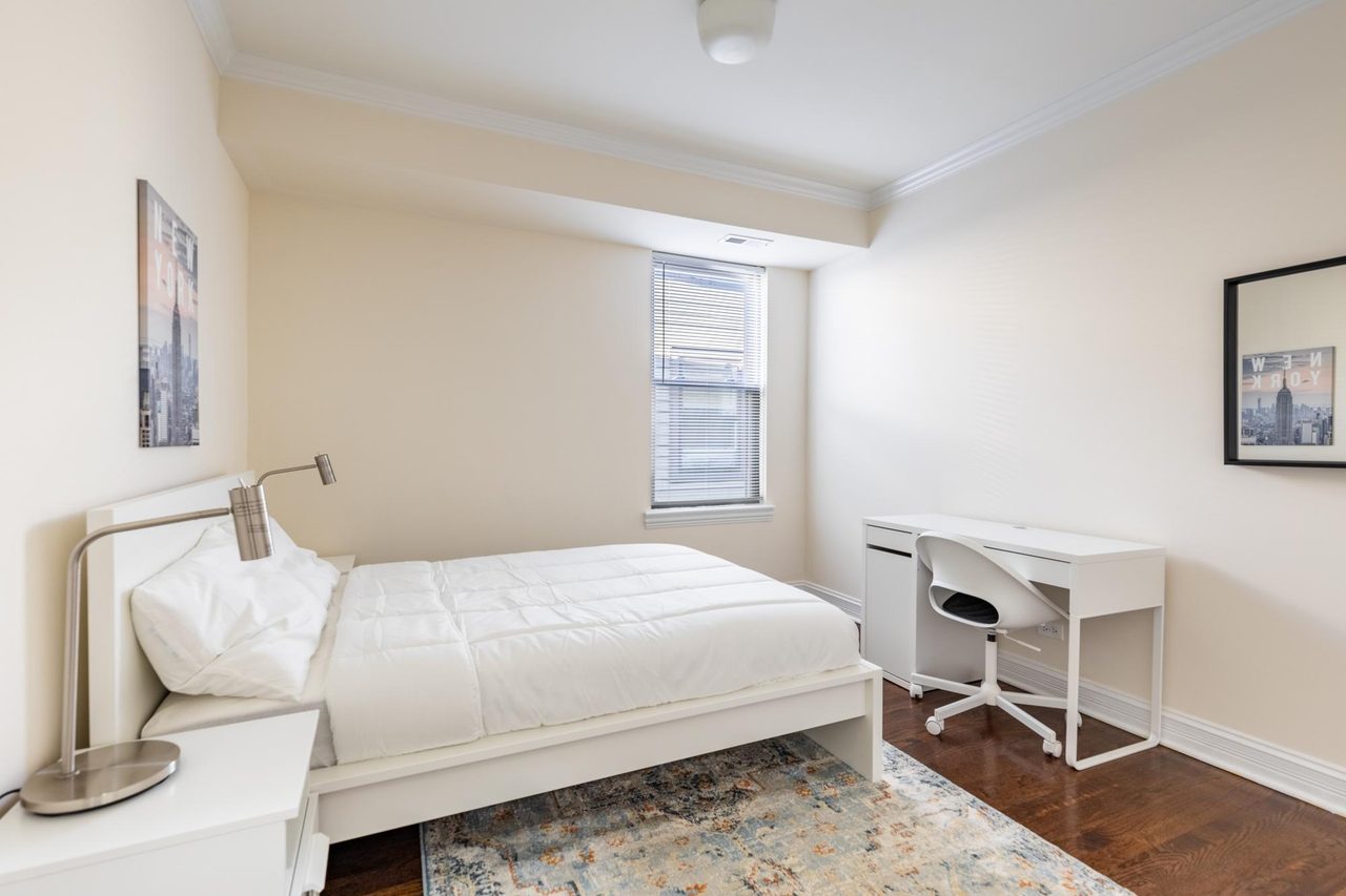 a room in Irving Park photo 2