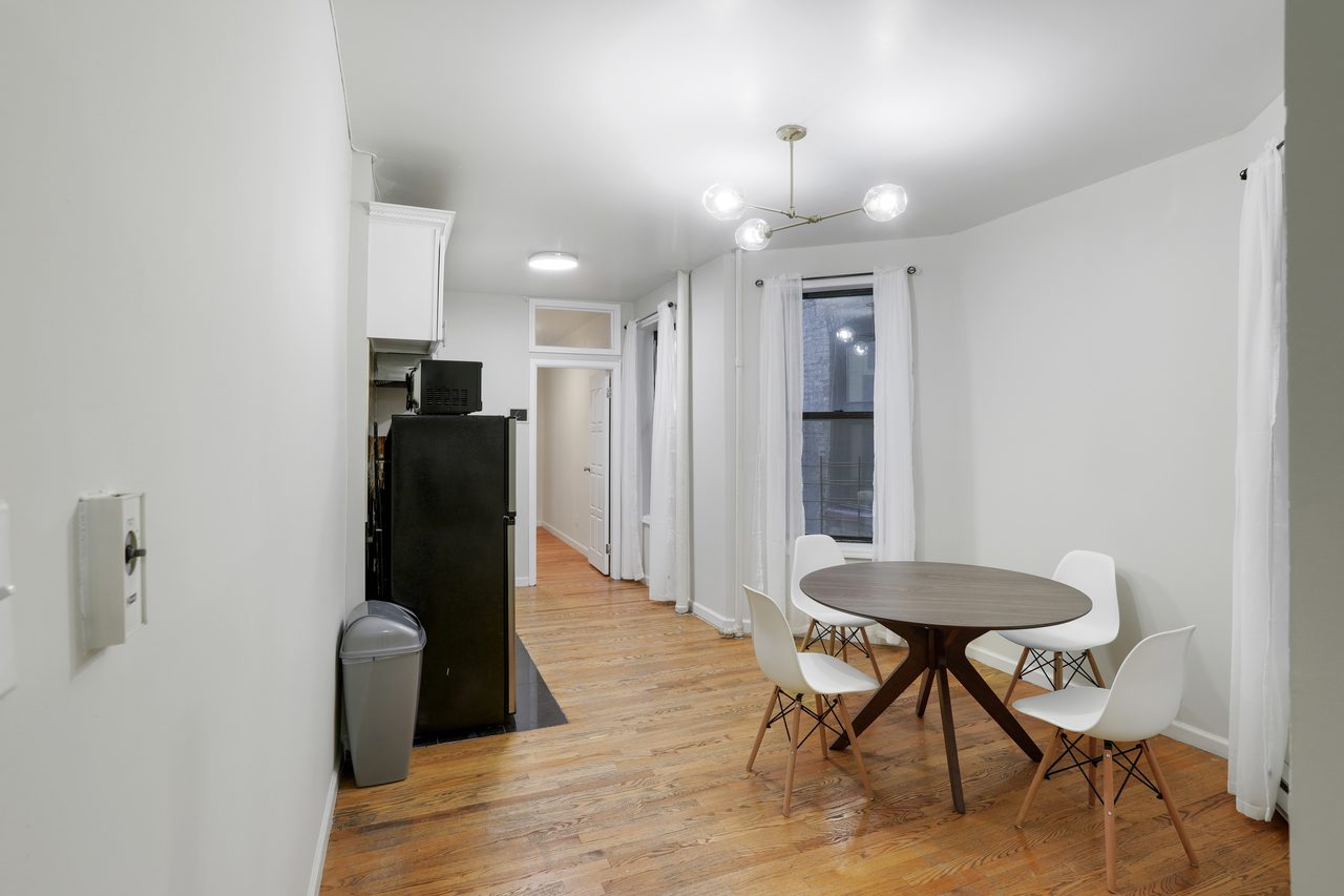 a room in Morningside Heights photo 6