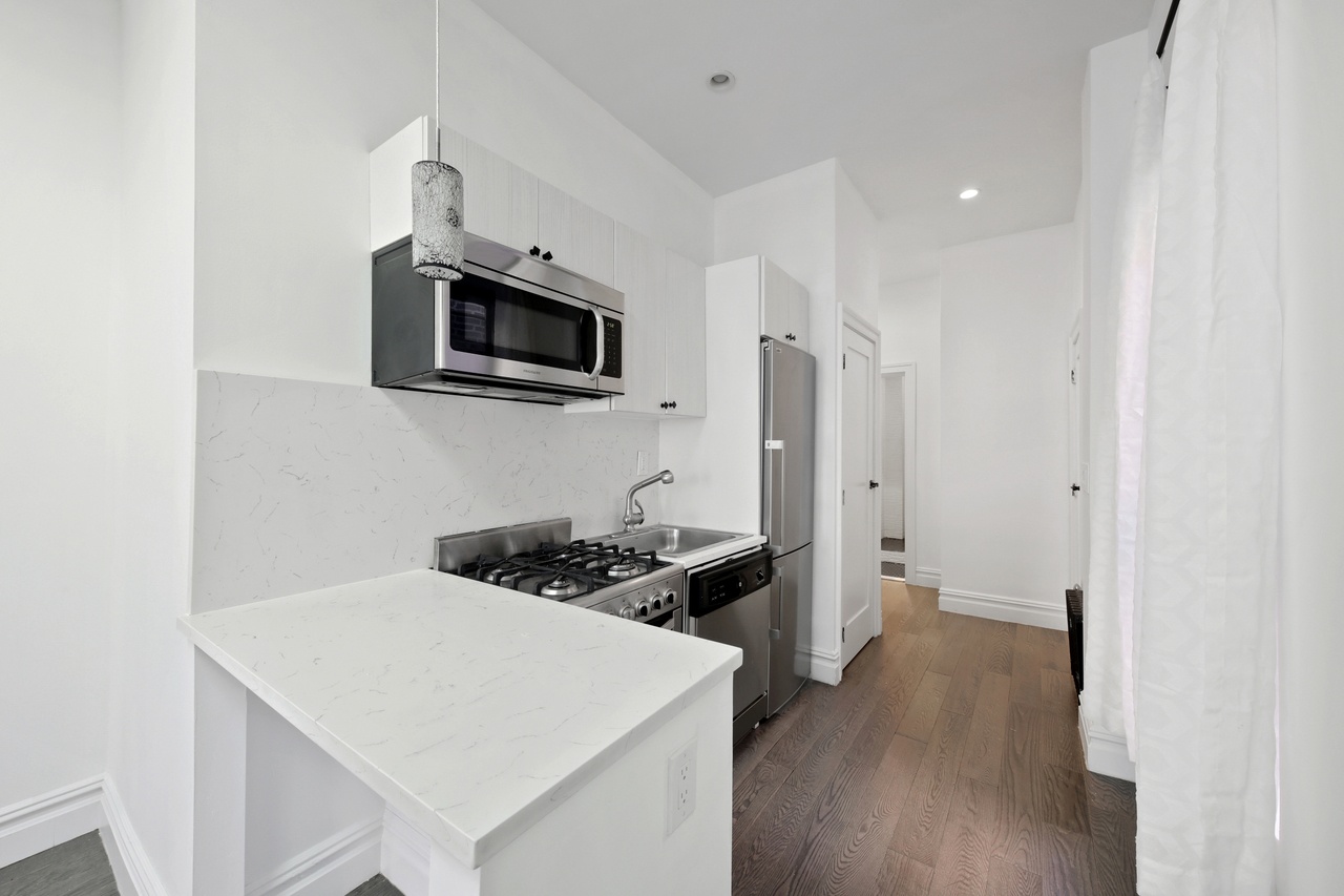 a room in Hell's Kitchen photo 2