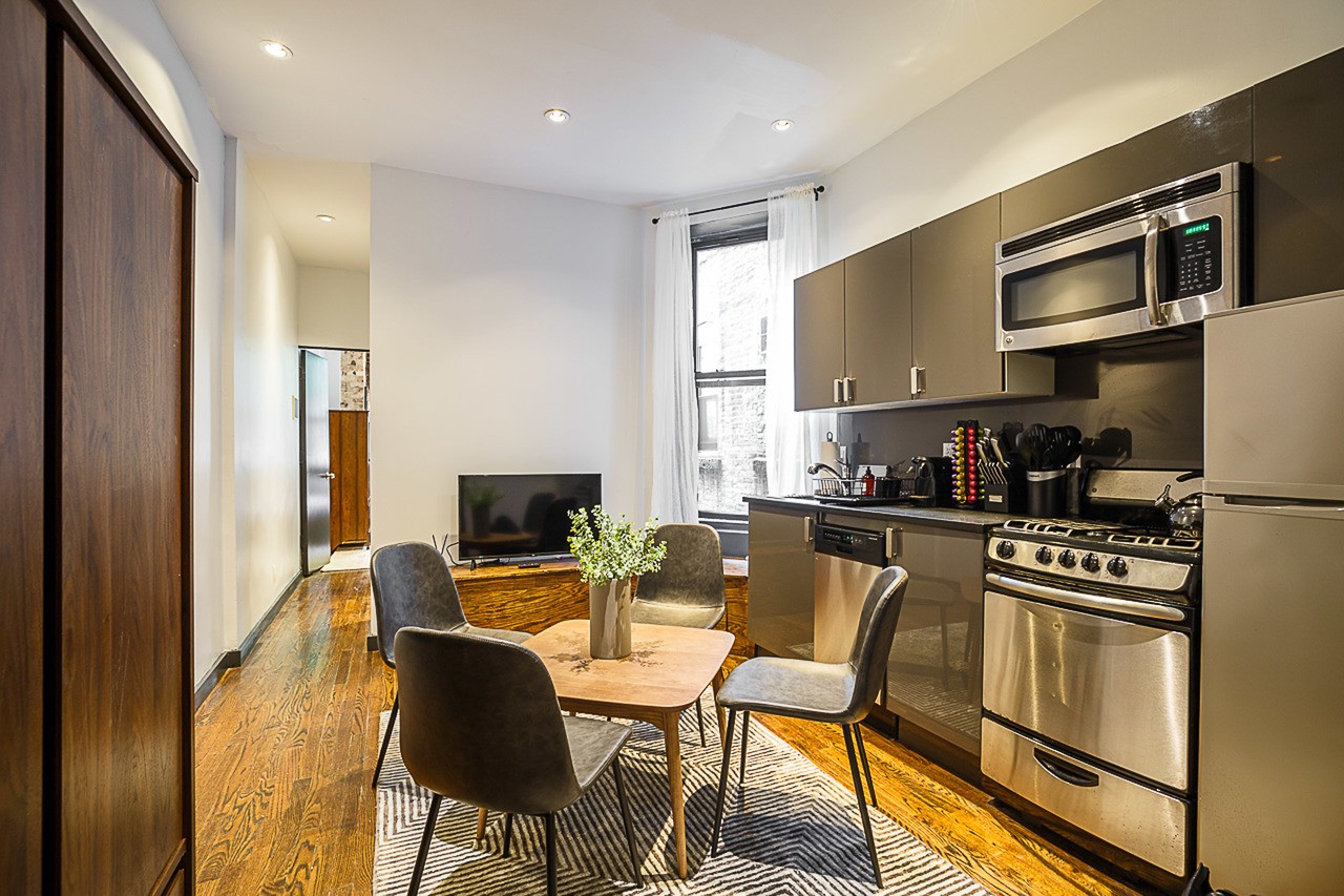 a room in Yorkville photo 4
