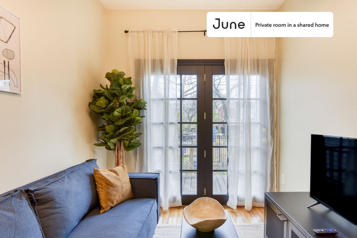 a room in Northwest Washington photo 3
