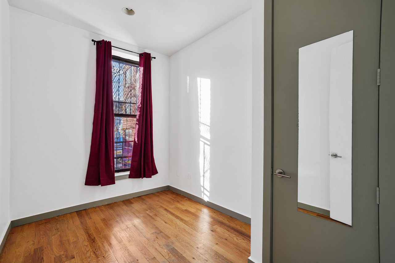 a room in Bedford-Stuyvesant photo 2