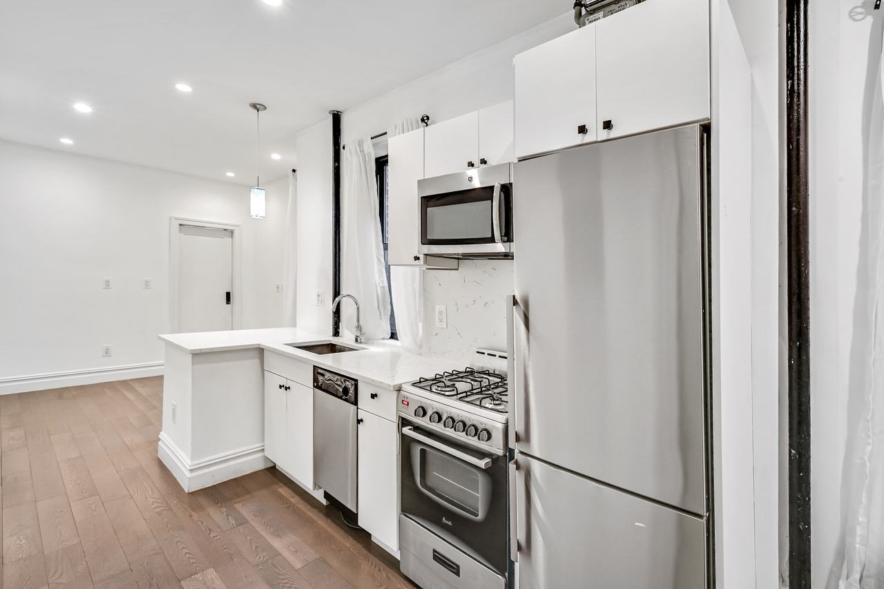 a room in Hell's Kitchen photo 2