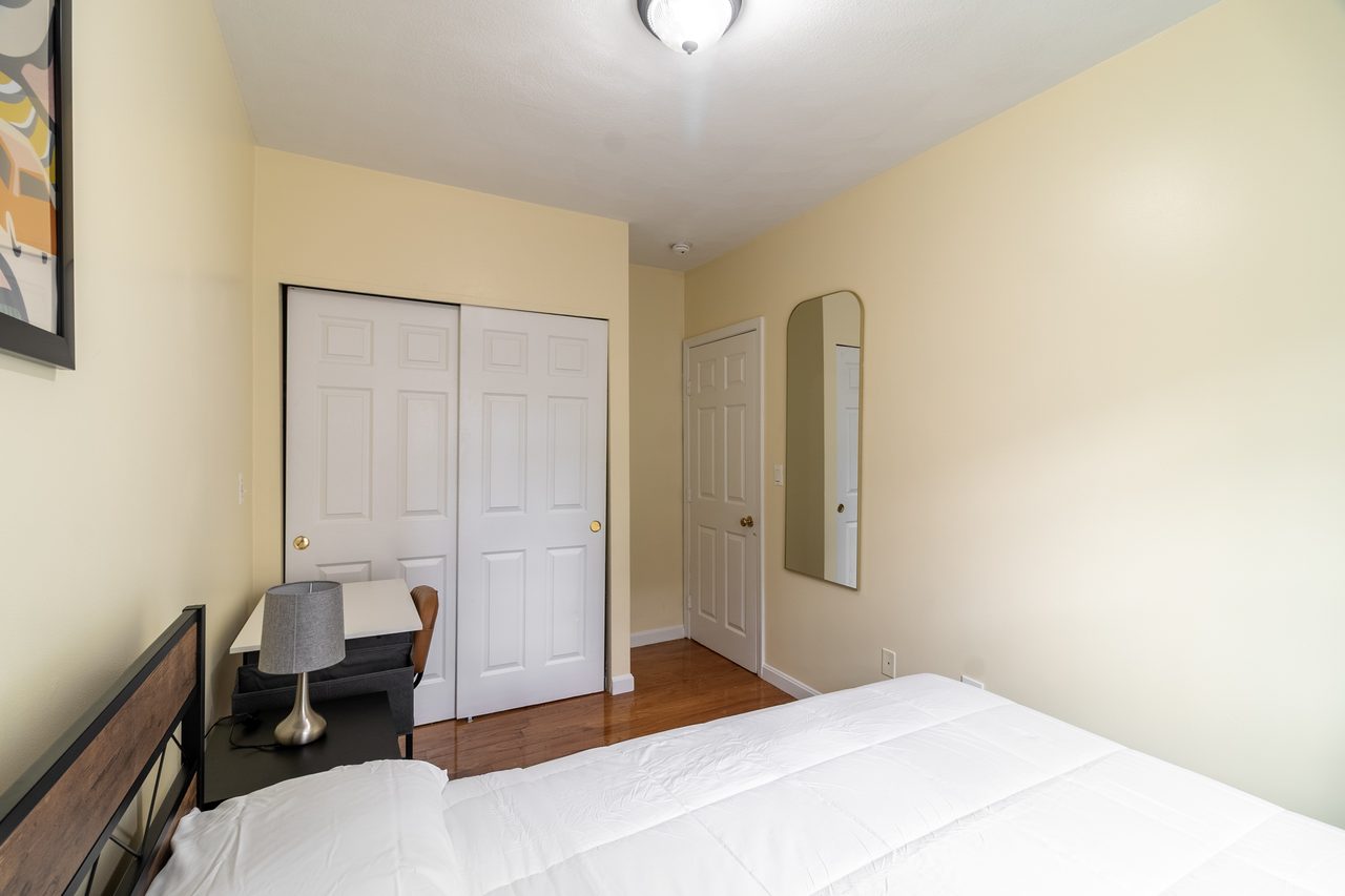 a room in East Boston photo 3