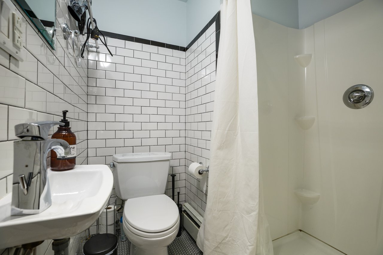 a room in Yorkville photo 5